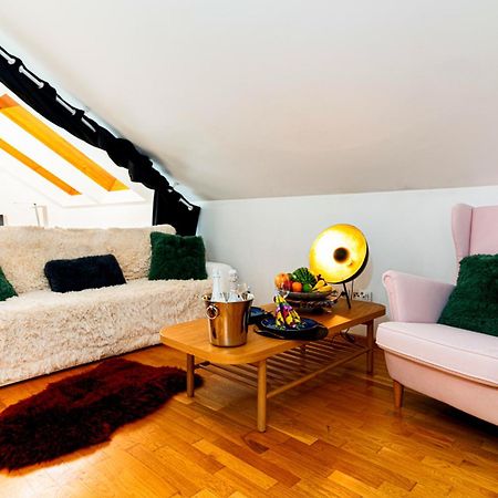 Golden River Apartment Prag Exteriör bild