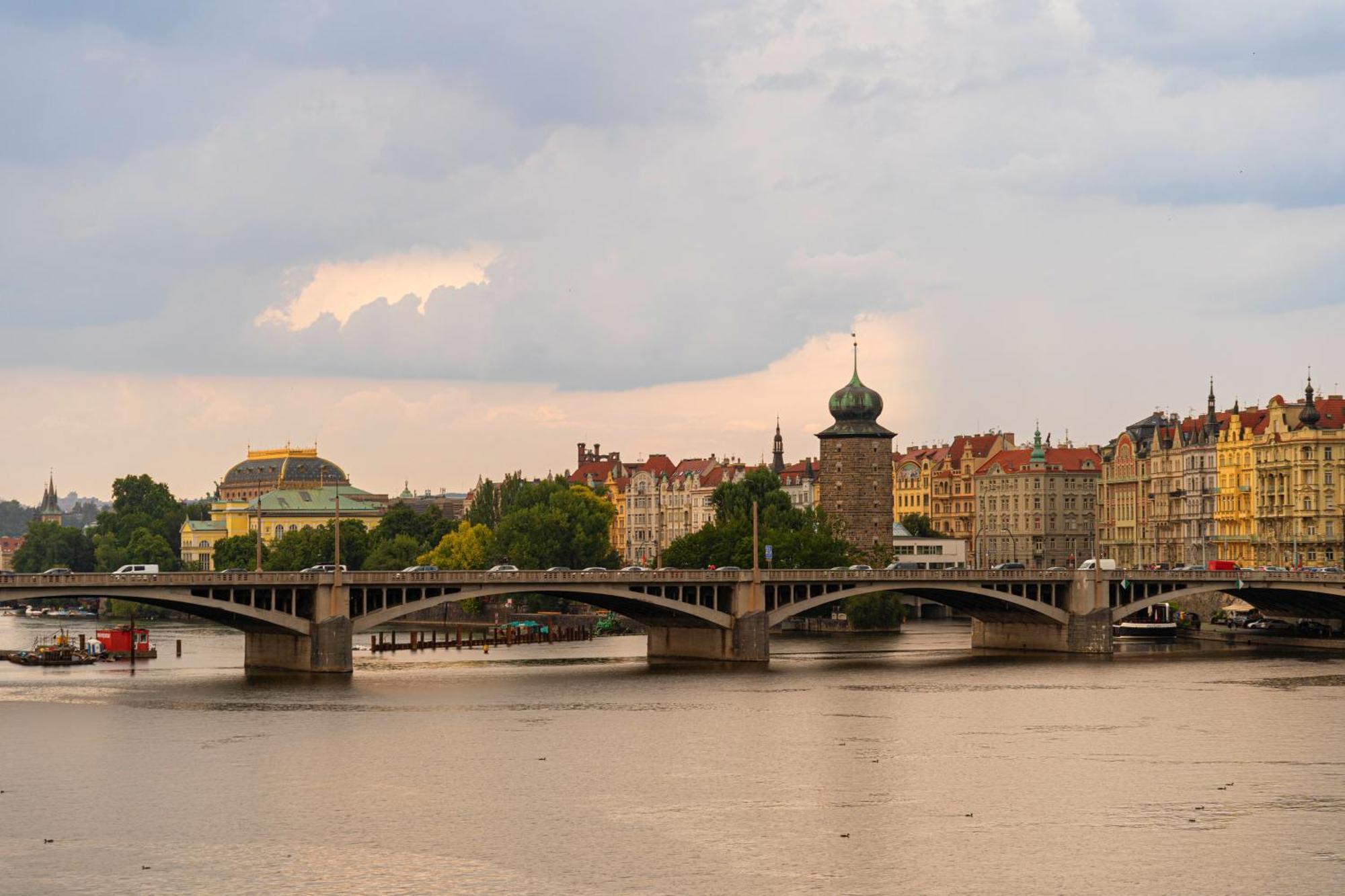 Golden River Apartment Prag Exteriör bild